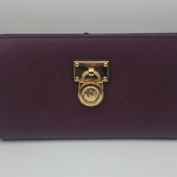 Michael Kors Plum Lock Hamilton Wallet W/ Gold Hardware (VERY GOOD)✨️💜✨️ - Picture 2 of 10